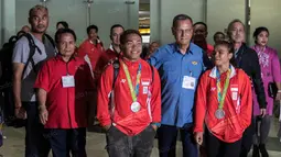 Kedatangan peraih medali perak Olimpiade 2016 Rio de Janeiro, Eko Yuli dan  Sri Wahyuni disambut oleh Pengurus Besar PABBSI. (Bola.com/Vitalis Yogi Trisna)