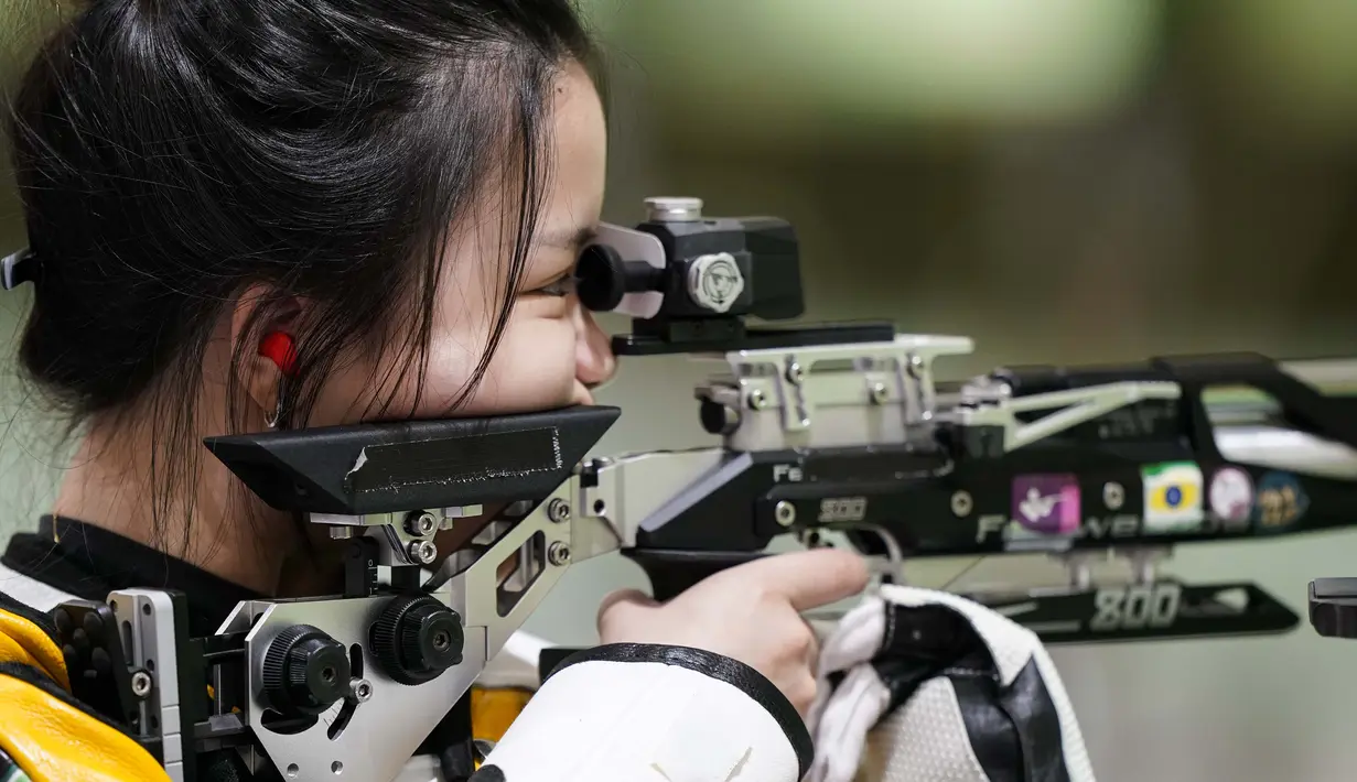 Babak final nomor 10 m air rifle putri digelar pada Sabtu (24/7/2021) pagi WIB di Asaka Shooting Range, Tokyo. (Foto: AP/Alex Brandon)
