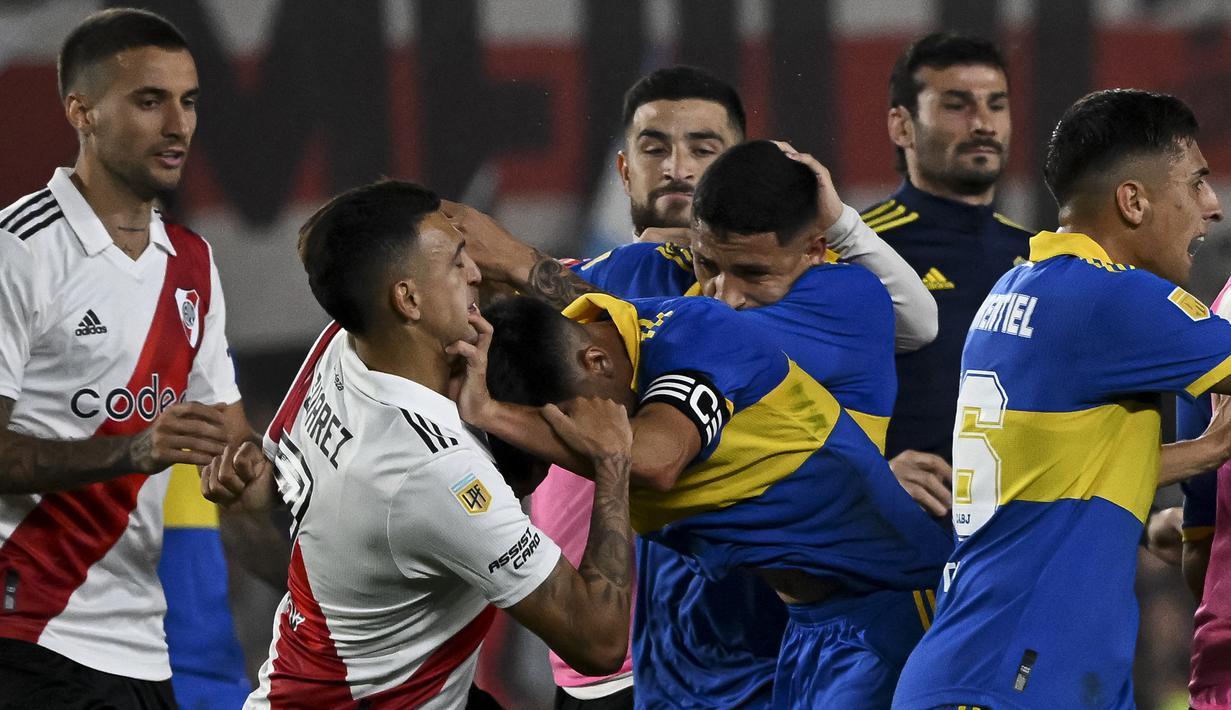 Keributan terjadi antara pemain River Plate, Matias Suarez (dua kanan), dan pemain Boca Junior, Guillermo Fernandez (tengah), dalam pertandingan Argentine Professional Football League Tournament 2023 yang berlangsung di El Monumental stadium, Senin (8/5/2023) pagi WIB. (AFP/Luis Robayo)