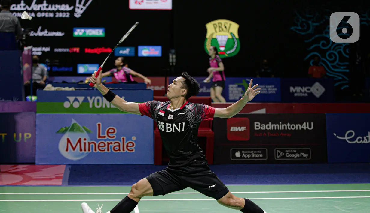 Pebulu tangkis tunggal putra Indonesia Jonatan Christie memukul kok ke arah tunggal putra Thailand Kantaphon Wangcharoen dalam babak 32 besar Indonesia Open 2022 di Istora Senayan, Jakarta, Rabu (15/6/2022). Jonatan Christie berhasil menang dengan skor 22-20, 21-8. (Liputan6.com/Faizal Fanani)