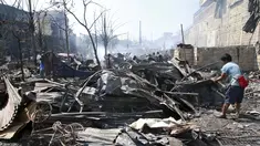 Sejumlah warga saat mencari barang - barang yang masih bisa digunakan di reruntuhan pasca kebakaran yang terjadi di kota Quezon, Filipina, Jumat (23/10/2015).  Sekitar 100 rumah habis terbakar dalam kejadian ini. (REUTERS/Romeo Ranoco)