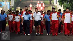 Panglima TNI, Jenderal TNI Gatot Nurmantyo (tengah) berolahraga jalan santai bersama perwira tinggi TNI AU di Kohanudnas Halim Perdanakusuma Jakarta, Jumat (4/12/2015). Kegiatan ini dilakukan untuk mempererat koordinasi. (Liputan6.com/Helmi Fithriansyah) 