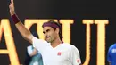 Petenis Swiss, Roger Federer merayakan kemenangannya atas Tennys Sandgren dari Amerika Serikat pada babak perempat final tunggal putra Australia Terbuka di Melbourne, Selasa (28/1/2020). Federer melaju ke semifinal usai mengalahkan Sandgren. (Manan VATSYAYANA/AFP)