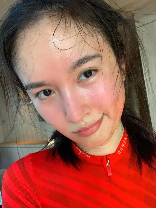 Pantas saja dirinya disebut transgender tercantik. Meski tanpa makeup setelah berolahraga dan wajah yang memerah, pesona cantik Nong Poy tetap terpancar. Banyak netizen yang memberikan pujian pada potretnya ini. (Liputan6.com/IG/@poydtreechada)