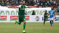Pemain Persebaya, Manuchehr Jalilov, saat merayakan gol ke gawang Persib di Stadion Si Jalak Harupat, Soreang, dalam Piala Presiden 2019 (7/3/2019). (Bola.com/Aditya Wany)