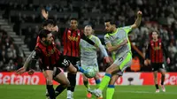 Gelandang Manchester City, Bernardo Silva, mendapatkan adangan dari sejumlah pemain Bournemouth pada lanjutan Liga Inggris 2025/2026 di Vitality Stadium, Rabu (20/5/2026) malam WIB. (Glyn KIRK / AFP)