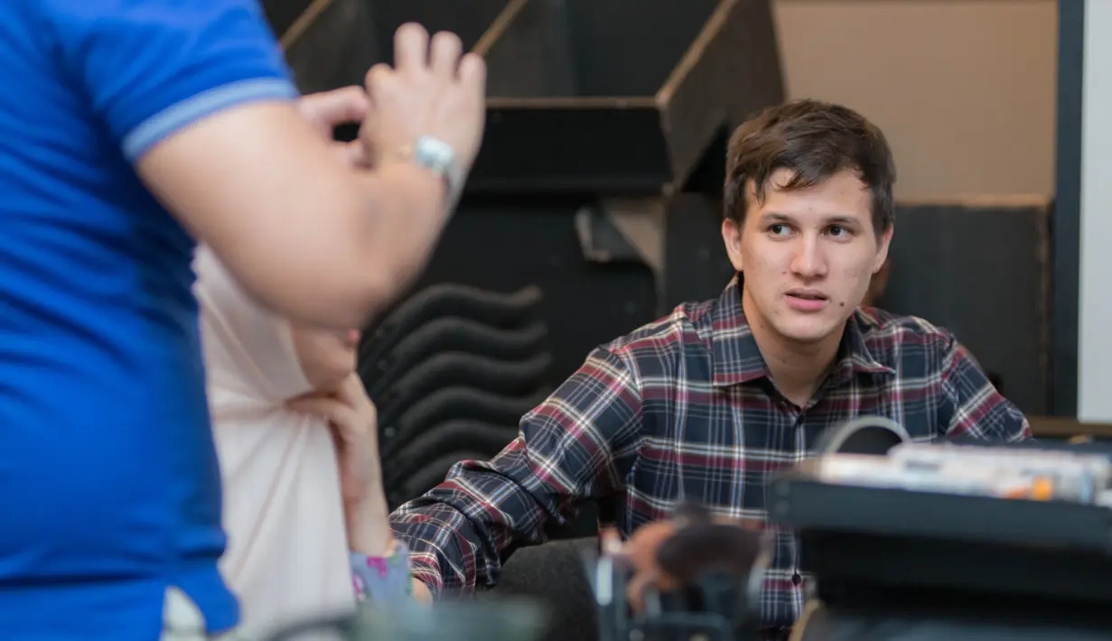 Setelah Risty dirias, berikutnya giliran Stuart Collin. (Desmond Manullang/Bintang.com)