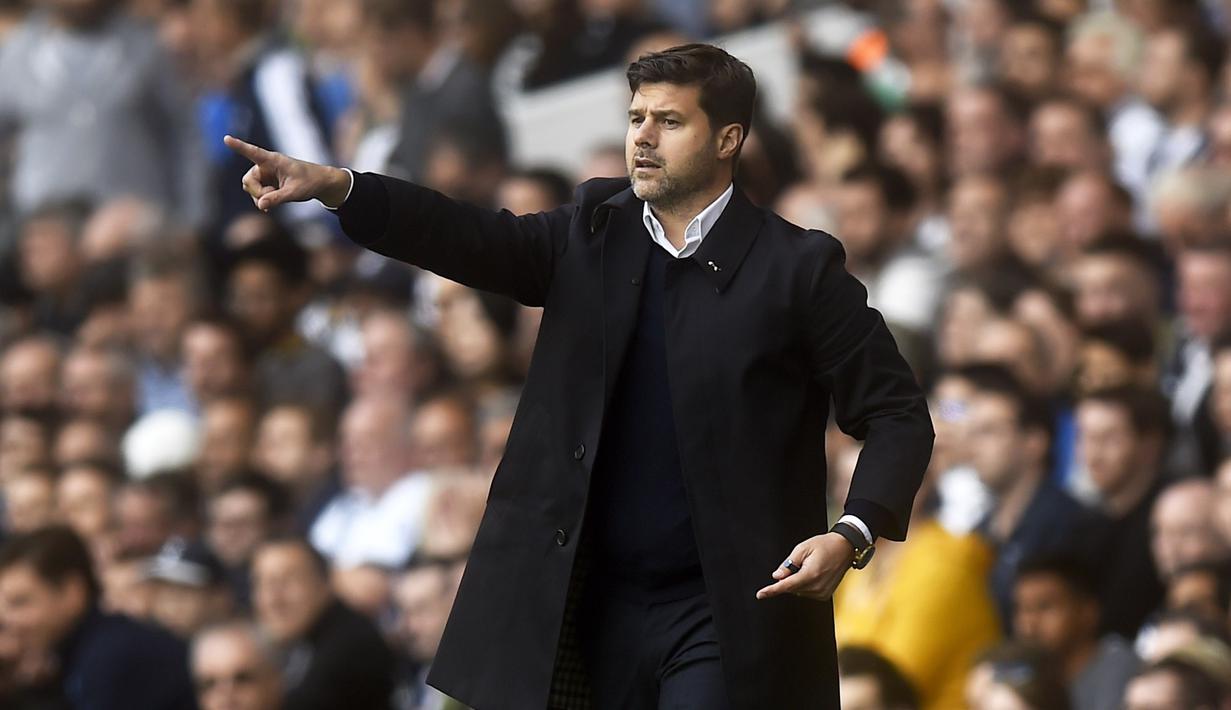 Pelatih Tottenham Hotspur, Mauricio Pochettino  saat memberikan arahan kepada anak asuhnya saat melawan Manchester City pada laga Premier League di Stadion White Hart Lane, London, Minggu (2/10/2016). (EPA/Will Oliver)