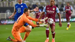 Kiper Chelsea, Marcus Bettinelli berusaha menangkap bola saat bertanding melawan Aston Villa selama pertandingan uji coba di Stadion al-Nahyan di Abu Dhabi (11/12/2022). Aston Villa menang tipis atas Chelsea dengan skor 1-0. (AFP/Ryan Lim)