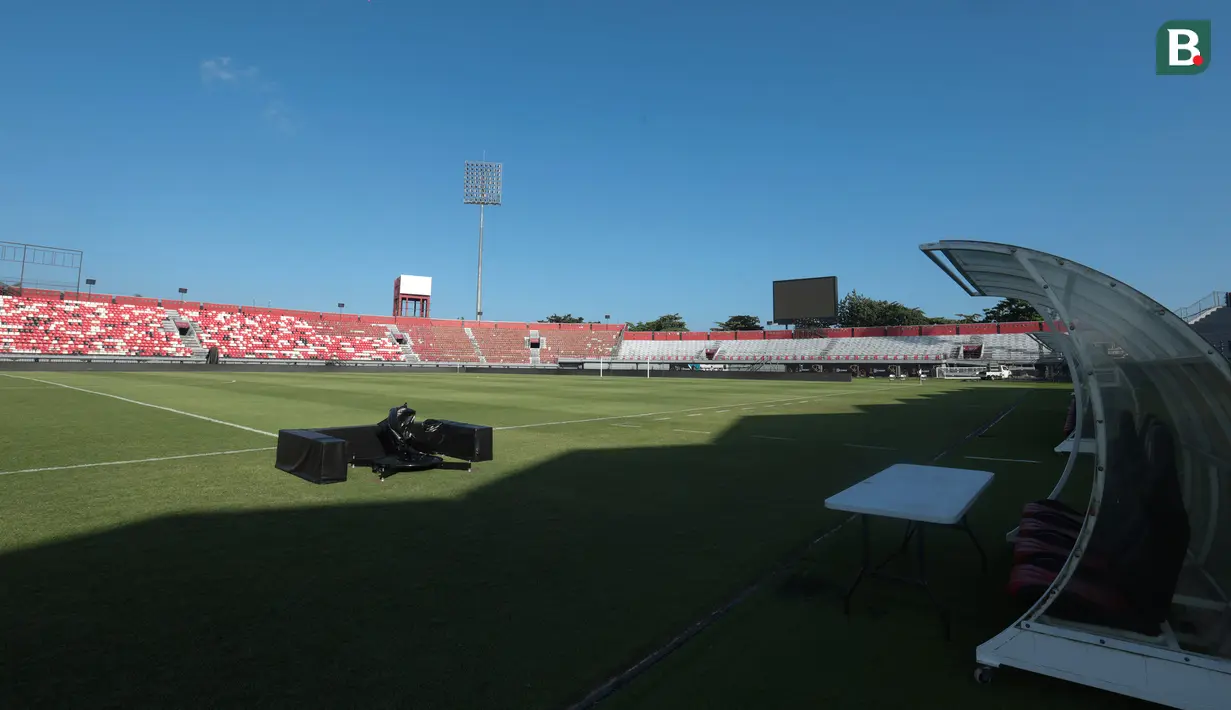 Sudut lapangan Stadion Kapten I Wayan Dipta, Gianyar, Bali, tampak siap menggelar final Piala Presiden 2026 yang mempertemukan Persib Bandung dengan Persebaya Surabaya. Partai puncak ini menjadi babak baru rivalitas dua tim legendaris Indonesia yang telah saling berhadapan sejak era Perserikatan dan kerap menyuguhkan duel sengit di berbagai kompetisi. Persib melangkah ke final usai menumbangkan Persija Jakarta 2-1, sedangkan Persebaya menyingkirkan Arema FC 1-0 di semifinal. (KapanLagi.com/Budy Santoso)