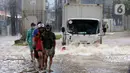 Truk menerjang banjir yang menggenangi kawasan Jalan Wolter Monginsidi Jakarta dan sekitarnya, Sabtu (20/2/2021). Hujan yang mengguyur Jakarta sejak Jumat (19/2) membuat sejumlah titik di Jakarta terendam banjir. (Liputan6.com/Helmi Fithriansyah)