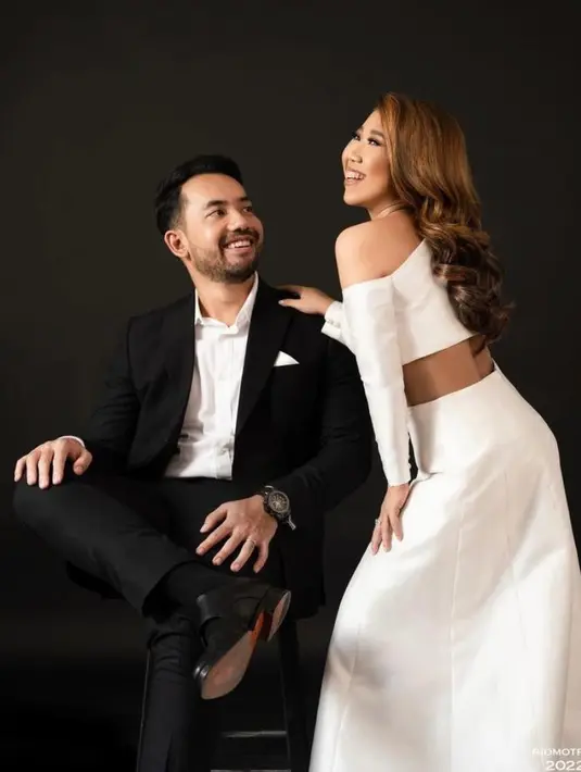 <p>Pulasan makeup flawless karya Makeup Artist, Dean dan rambut yang ditata bergelombang oleh Reval Hair Stylist menyempurnakan penampilan Kiky.</p>