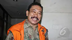 Bupati Tapanuli Tengah non aktif Raja Bonaran Situmeang usai menjalani sidang lanjutan di Pengadilan Tipikor, Jakarta, Senin (16/3/2015). Majelis hakim menolak nota keberatan (eksepsi) Bonaran atas dakwaan Jaksa KPK. (Liputan6.com/Helmi Afandi)