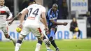 Striker Inter Milan, Romelu Lukaku, melepaskan tendangan ke gawang Genoa pada laga Serie A 2019 di Stadion San Siro, Sabtu (21/12). Inter Milan menang 4-0 atas Genoa. (AP/Luca Bruno)