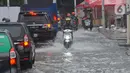 Banjir yang merendam Jalan Kemang Raya ini menyebabkan lalu lintas tersendat. (merdeka.com/Arie Basuki)