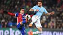 Bek Manchester City, Kyle Walker (kanan) berebut bola dengan pemain Basel, Mohamed Elyounoussi pada laga 16 besar Liga Champions di Saint Jakob-Park Stadium, Basel, (13/2/2018). Manchester City menang 4-0. (AFP/Sebastian Bozon)