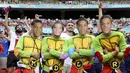 Meski masih dibatasi, kehadiran para suporter di Euro 2020 (Euro 2021) sedikit mengobati kerinduan untuk memberi dukungan kepada tim kesayangan. Seperti para suporter berikut yang mengenakan kostum unik berupa kostum tradisional maupun Super-Hero. (Foto: AP/Pool/Bernadett Szabo)