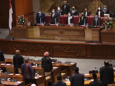 Ketua DPR Puan Maharani (tengah) bersama Wakil Ketua DPR Rahmad Gobel, Azis Syamsuddin, Sufmi Dasco Ahmad dan Muhaimin Iskandar memimpin Rapat Paripurna Pembukaan Masa Persidangan IV Tahun Sidang 2020-2021 di Kompleks Parlemen, Senayan, Jakarta, Senin (8/3/2021). (Liputan6.com/Angga Yuniar)