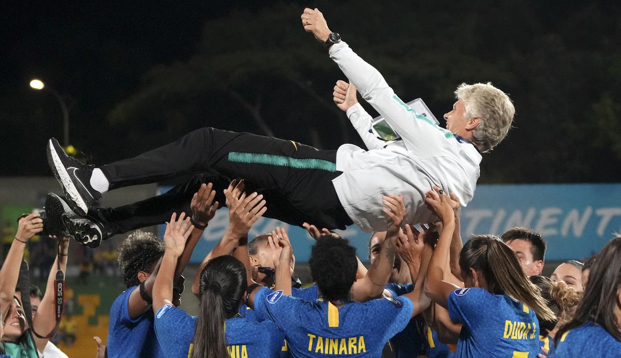 Para pemain Brasil mengangkat pelatih Pia Sundhage setelah mengalahkan Kolombia 1-0 pada akhir pertandingan sepak bola final Copa America putri di Bucaramanga, Kolombia, 30 Juli 2022. (AP Photo/Dolores Ochoa)