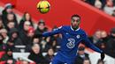 Gelandang Chelsea, Hakim Ziyech berusaha mengontrol bola saat menghadapi Liverpool pada laga Liga Inggris 2022/2023 di Anfield Stadium, Liverpool (21/1/2023). Hakim Ziyech memutuskan hijrah dari Chelsea menuju Al Nassr untuk bergabung dengan Cristiano Ronaldo meski masih menyisakan kontrak hingga 30 Juni 2025. Belum diketahui berapa nilai transfer yang dikeluarkan Al Nassr untuk Hakim Ziyech yang akan dikontrak selama 3 tahun. (AFP/Paul Ellis)