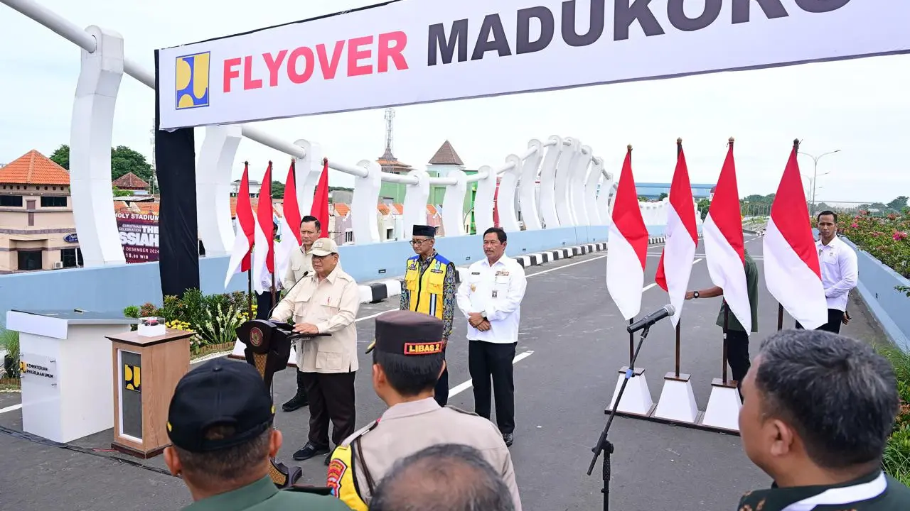 Presiden Prabowo Subianto meresmikan Flyover Madukoro di Jalan Arteri Yos Sudarso, Kota Semarang, Jawa Tengah, Rabu (11/12/2024). (Dok Kementerian PU)