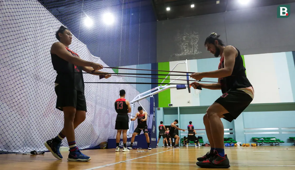 Pemain Timnas Basket 3x3 Indonesia, M. Reza Guntara (kanan) dan Nickson Damara Gosal melakukan pemanasan saat pemusatan latihan menjelang SEA Games 2023 di GBK Arena, Senayan, Jakarta, Sabtu (08/03/2023). Skuad asuhan Fandi Andika Ramadhani melakukan dua tahap TC, yaitu 5-19 April dan 26 April-3 Mei sebelum menentukan empat pemain yang akan dibawa ke SEA Games 2023. (Bola.com/Bagaskara Lazuardi)