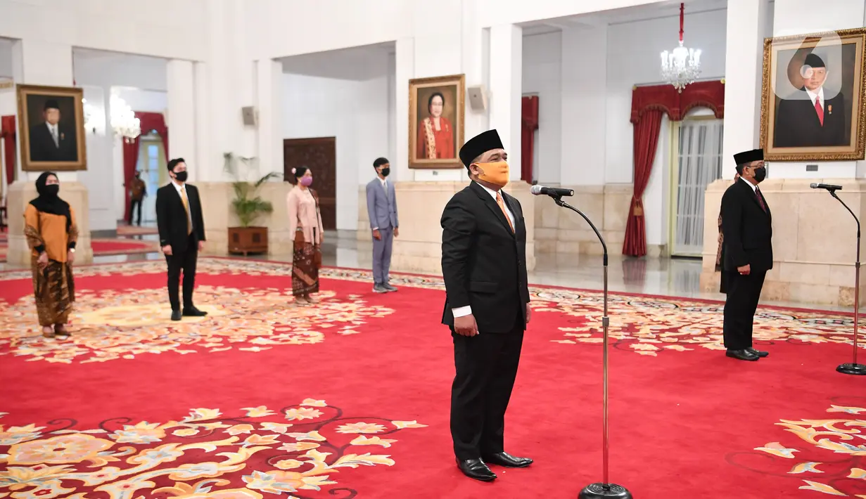 Kepala Badan Pelindungan Pekerja Migran Indonesia (BP2MI) Benny Rhamdani (kiri) dan Komisioner KPU I Dewa Kade Wiarsa Raka Sandi mengikuti pelantikan di Istana Negara, Jakarta, Rabu (15/4/2020). (Antarafoto/Hafidz Mubarak/Pool)