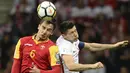 Striker Polandia, Robert Lewandowski, duel udara dengan bek Montenegro, Zarko Tomasevic, pada laga Kualifikasi Piala Dunia 2018 di Stadion National, Warsawa Minggu (8/10/2017). Polandia menang 4-2 atas  Montenegro. (AP/Alik Keplicz)