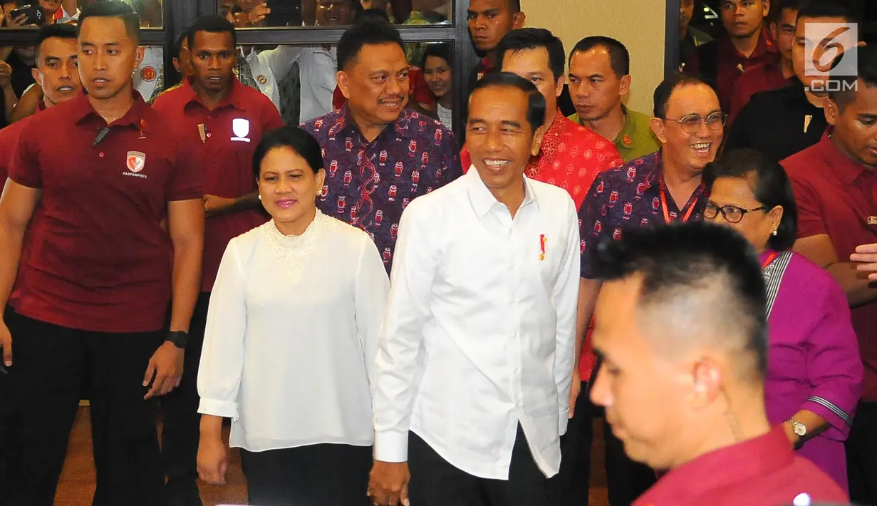 Capres nomor 01, Joko Widodo atau Jokowi menyapa masyarakat saat menghadiri silaturahmi dengan para peserta Konferensi Gereja dan Masyakarat (KGM) dan pengurus PGI di Manado, Minggu (31/3). Dalam sambutanya Jokowi menyampaikan untuk tetap menjaga persatuan dan kesatuan. (Liputan6.com/Angga Yuniar)