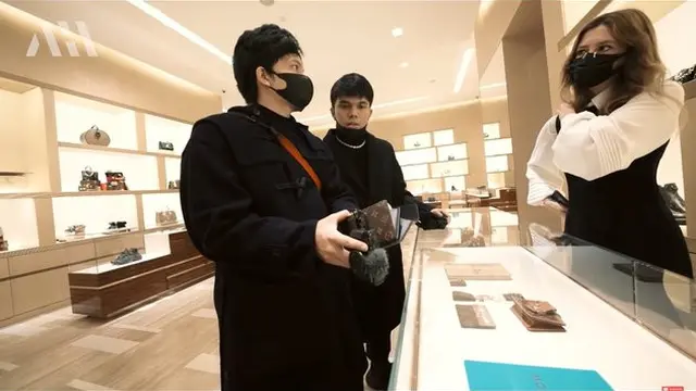 6 Potret Thariq Halilintar Cari Oleh-Oleh Buat Fuji, Barang Branded Puluhan Juta