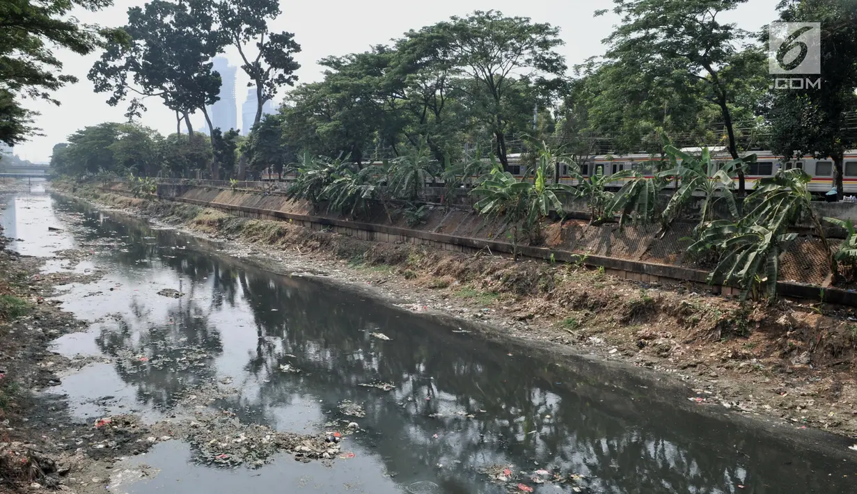 Tumpukkan sampah dan air yang berwarna hitam pekat memenuhi aliran Kanal Banjir Barat, Jakarta, Minggu (22/9/2019). Minimnya pengawasan Pemprov DKI menyebabkan aliran di sepanjang Kanal Banjir Barat menghitam dan penuh sampah hingga menimbulkan bau tak sedap. (merdeka.com/Iqbal S Nugroho)