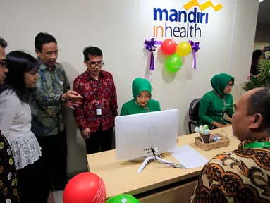 Kepala Kantor Operasional Jakarta Mandiri Inhealth Tunggul Yogi (kedua Kanan), meninjau konter sinergi dengan Awal Bros Group, Rabu (4/10). Mandiri Inhealth telah bersinergi dengan beberapa RS untuk menyediakan konter khusus di 11 RS. (Liputan6.com)