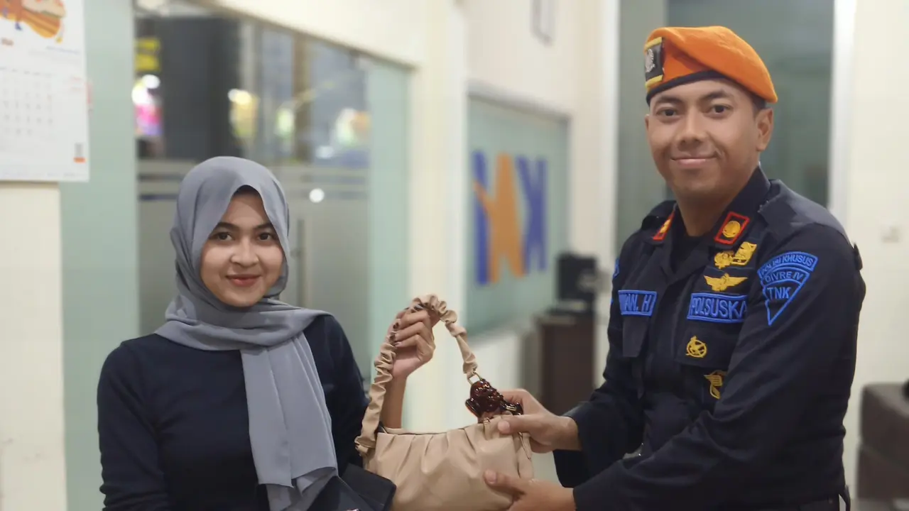 Salah satu penumpang kereta api Rajabasa mengambil barang bawaannya yang tertinggal di stasiun Tanjungkarang,.Bandar Lampung.  Foto : (Istimewa).