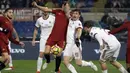 Pemain AC Milan, Alessio Romagnoli menghalau bola dari kejaran pemain AS Roma, Edin Dzeko pada lanjutan Serie A di Rome Olympic stadium, (25/2/2018). AC Milan menang 2-0. (AP/Alessandra Tarantino)