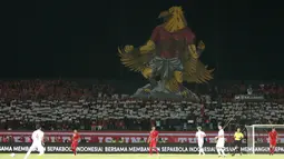 Suporter Timnas Indonesia menampilkan koreo Garuda saat melawan Vietnam pada laga Kualifikasi Piala Dunia 2022 di Stadion Kapten I Wayan Dipta, Bali, Selasa (15/10). Indonesia kalah 1-3 dari Vietnam. (AFP/Aditya Wany)