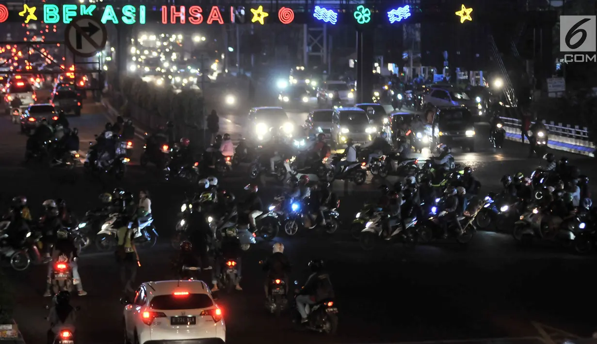 Pemudik sepeda motor melintasi ruas jalan Kalimalang, Bekasi, Jawa Barat, Minggu (2/7) malam. Pos Pengamanan Simpang BCP Bekasi mencatat pada Minggu (2/7) malam terdapat 5.739 sepeda motor melintasi jalur mudik via Kalimalang. (merdeka.com/Iqbal S. Nugroho)