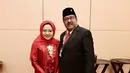 Dampingi suami bertugas, Dewi tampil anggun kenakan kebaya kutubaru merah sederhana yang dipadukan dengan angkin dan hijab warna senada. [@dewiranokarno].