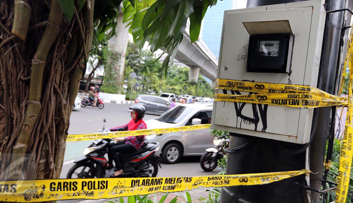 Sebuah panel listrik di simpang Jalan Iskandarsyah, Jakarta Selatan, dipasangi garis polisi, Minggu (2/10). Garis polisi terpasang terkait insiden videotron yang sempat memutar tayangan porno pada Jumat, 30 September 2016. (Liputan6.com/Helmi Afandi)