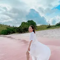Prilly Latuconsina sedang menikmati waktu liburannya ke Labuan Bajo. Dengan long dress cantik berwarna putih, Prilly berpose di pantai, pesona luar biasa sebagai anak alam. Foto: Instagram.
