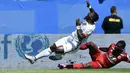 Pemain PSG, Serge Aurier (kiri), dijatuhkan pemain Lyon, Henri Bedimo, dalam final Piala Super Prancis 2015 di Stadion Stade Saputo, Montreal, Minggu (2/8/2015) dini hari WIB. (AFP Photo/Franck Fife)