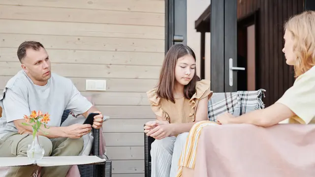 Anak Mulai Sering Memikirkan Seseorang? Ini Cara Membantunya Menjaga Fokus