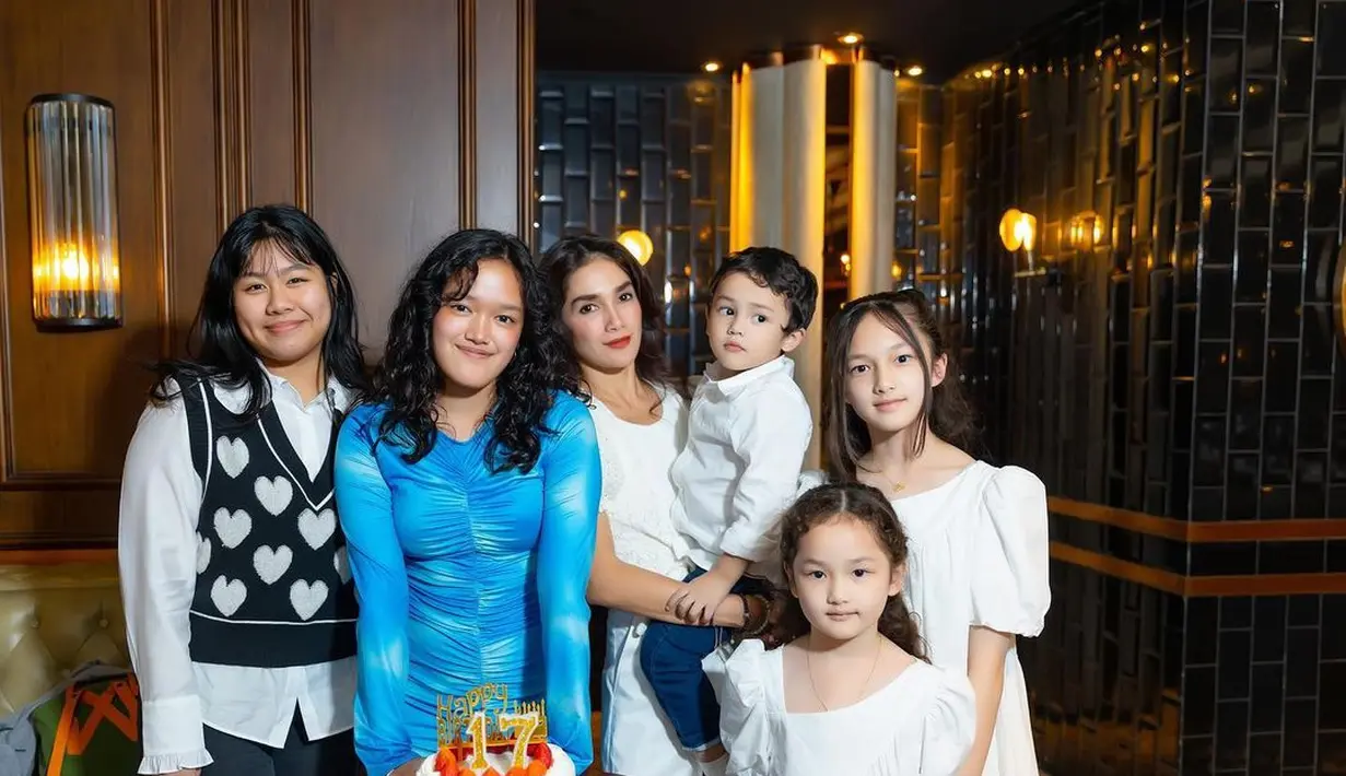 Ussy Sulistiawaty baru saja merayakan ulang tahun putrinya, Syafa Azzahra ke-17. [Instagram @ussypratama]