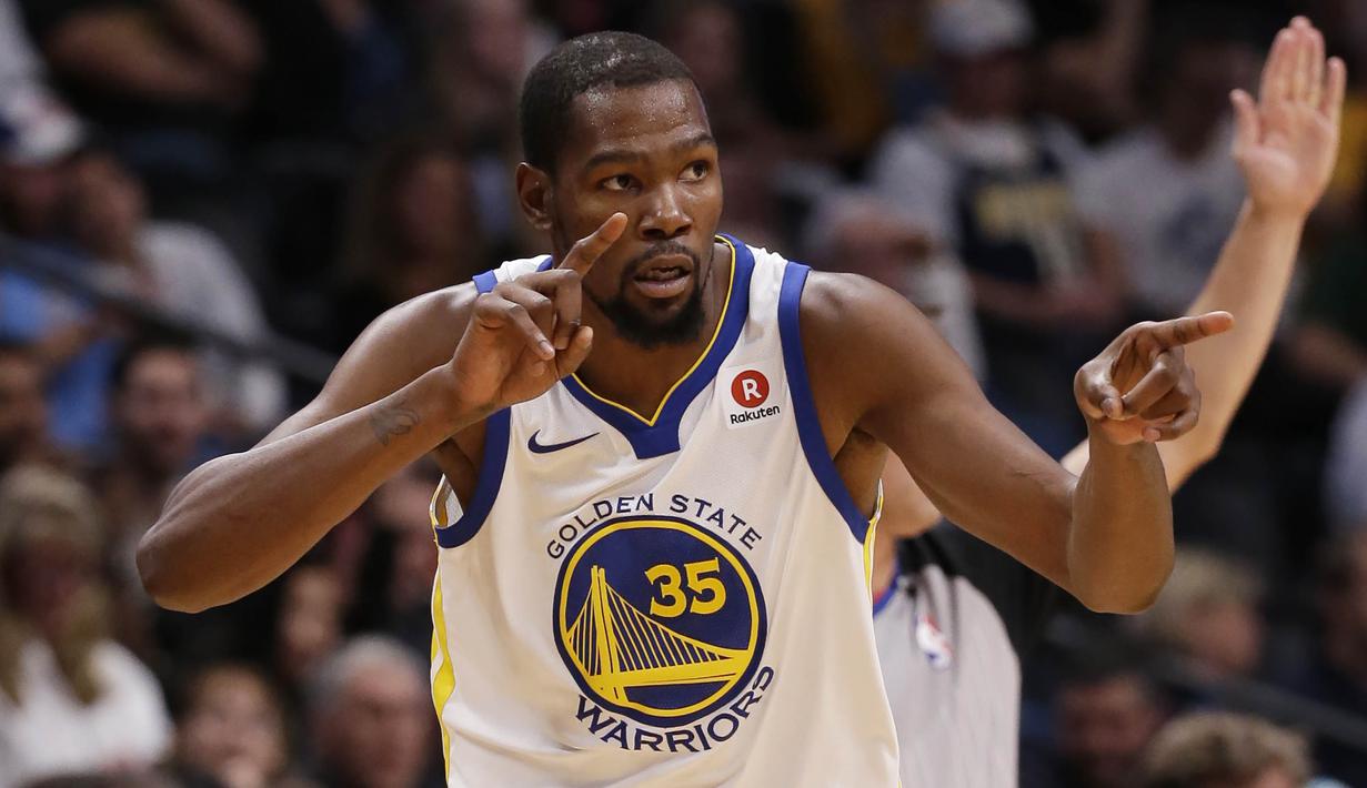 Pebasket Golden State Warriors, Kevin Durant, merayakan tiga poin saat melawan Denver Nuggets, pada laga NBA di Pepsi Center, Denver, Sabtu (4/11/2017). Warriors menang 127-108 atas Nuggets. (AP/Jack Dempsey)