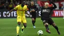 Penyerang Paris Saint-Germain (PSG) Neymar berebut bola dengan penyerang Nantes Osman Bukari pada laga pekan ke-25 Ligue 1 Prancis di Stade de la Beaujoire, Minggu (20/2/2022) dinihari WIB. PSG keok saat bertandang ke Nantes dengan skor 1-3. (Sebastien SALOM-GOMIS/AFP)