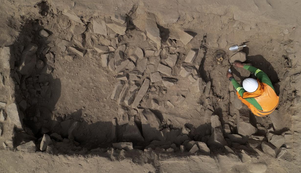 <p>Selain mumi arkeolog menemukan sisa-sisa barang lain seperti jagung, daun koka, hingga biji-bijian. Diperkirakan itu adalah bagian dari persembahan. (AP Photo/Martin Mejia)</p>