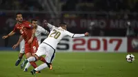 Gelandang Italia, Federico Bernardeschi, saat berebut bola dengan pemain Makedonia, Illja Nestrovski, pada laga Kualifikasi Piala Dunia 2018, di Nacionalna Arena Filip II Makedonsk, Minggu atau Senin (10/10/2016) dini hari WIB. (AFP/Dimitar Dilkoff). 