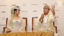 Pasangan Raisa Andriana dan Hamish Daud Wyllie memberi keterangan pers di Ayana MidPlaza, Jakarta, Minggu (3/9). Setelah menikah Raisa dan Hamish mengungkapkan kebahagiannya kepada wartawan dengan menggelar jumpa pers . (Liputan6.com/Herman Zakharia)