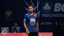 Pebulutangkis tunggal putra Indonesia, Tommy Sugiarto berjalan lesu saat laga melawan pemain Hong Kong, Wei Nan di BCA Indonesia Open 2016 di Istora Senayan Jakarta, Rabu (1/6/2016). Tommy kalah 16-21, 14-21. (Liputan6.com/Helmi Fithriansyah)