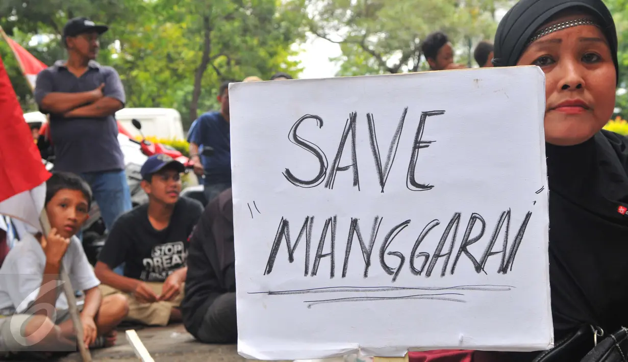 Warga Kecamatan Manggarai menggeruduk Gedung Ombudsman RI di Jalan Rasuna Said, Jakarta, Jumat (7/4). Mereka mendesak Ombudsman untuk melakukan pengawasan terhadap proyek pembangunan kereta api Bandara Soekarno-Hatta. (Liputan6.com/Helmi Afandi)