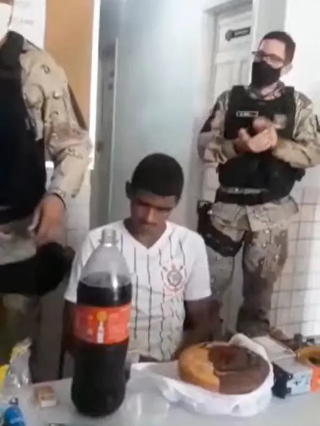 Pencuri mendapat pesta kejutan kedatangan polisi di hari ulang tahun.